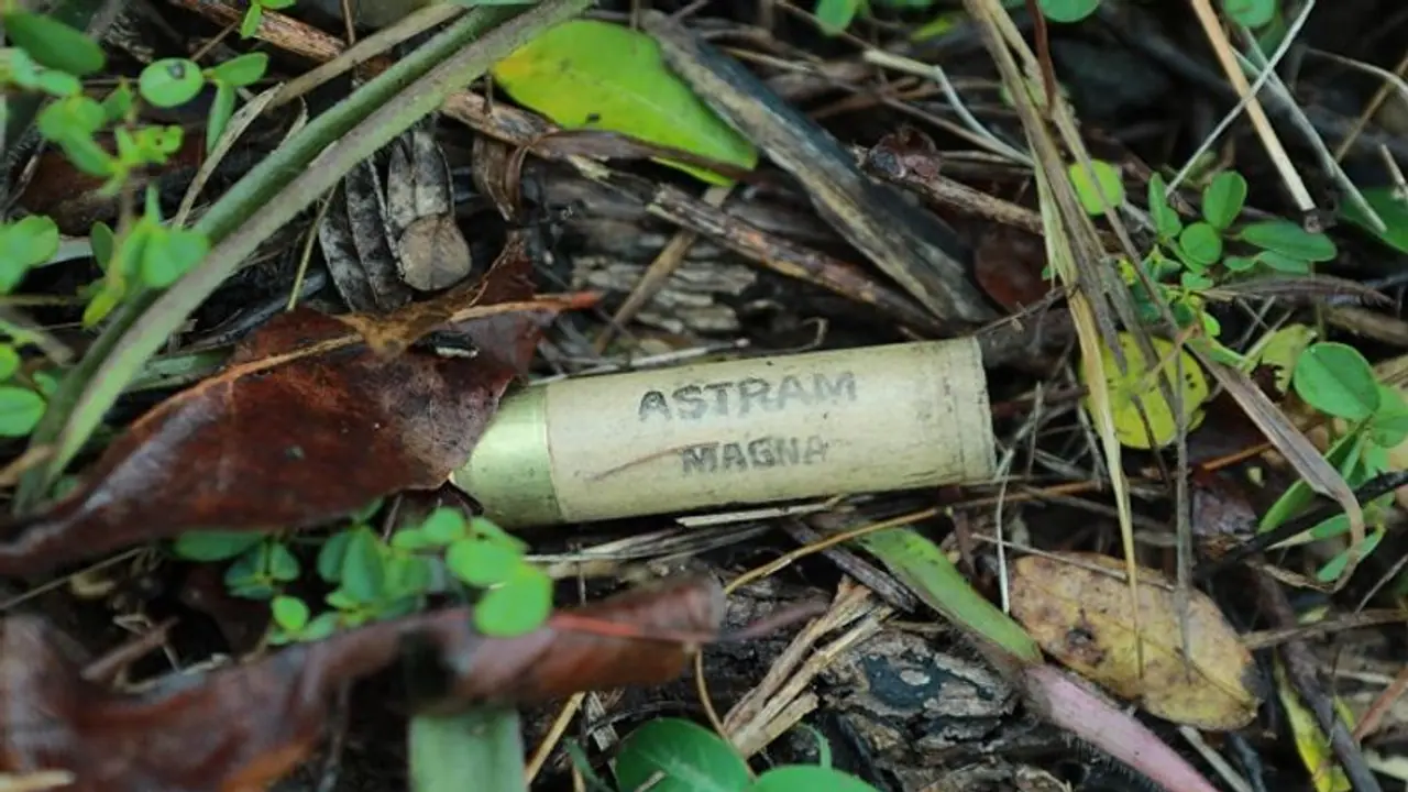 ಚಾಮರಾಜನಗರ: ಕಡವೆ ಬೇಟೆಗೆ ಕಾಡಿಗೆ ನುಗ್ಗಿದ್ದ ಬೇಟೆಗಾರರ ತಂಡ, ಅರಣ್ಯದಲ್ಲಿ ನಡೀತು ಗುಂಡಿನ ಚಕಮಕಿ ಚಾಮರಾಜನಗರ: ಕಡವೆ ಬೇಟೆಗೆ ಕಾಡಿಗೆ ನುಗ್ಗಿದ್ದ ಬೇಟೆಗಾರರ ತಂಡ, ಅರಣ್ಯದಲ್ಲಿ ನಡೀತು ಗುಂಡಿನ ಚಕಮಕಿ