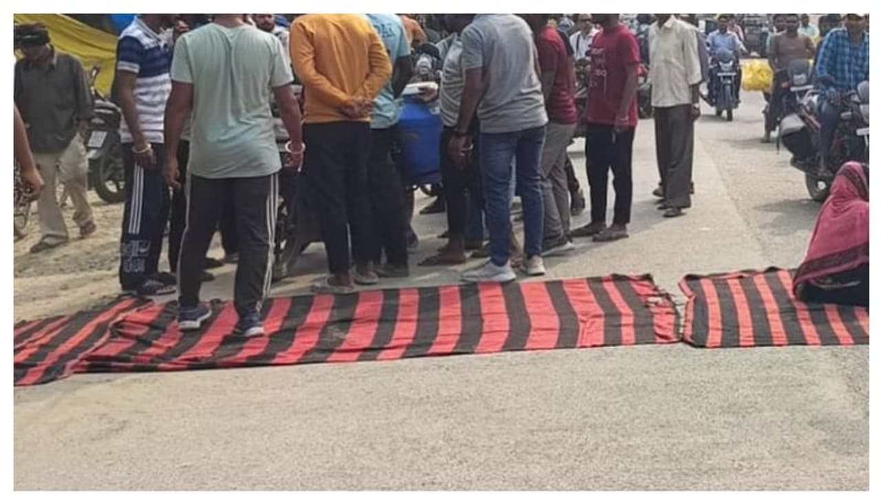 സോഷ്യൽമീഡിയയിൽ സ്വകാര്യ വീഡിയോ; 17കാരി ജീവനൊടുക്കി, മൃതദേഹവുമായി പ്രതിഷേധം, പ്രതിയുടെ സ്ഥാപനം പൊലീസ് തകർത്തു സോഷ്യൽമീഡിയയിൽ സ്വകാര്യ വീഡിയോ; 17കാരി ജീവനൊടുക്കി, മൃതദേഹവുമായി പ്രതിഷേധം, പ്രതിയുടെ സ്ഥാപനം പൊലീസ് തകർത്തു