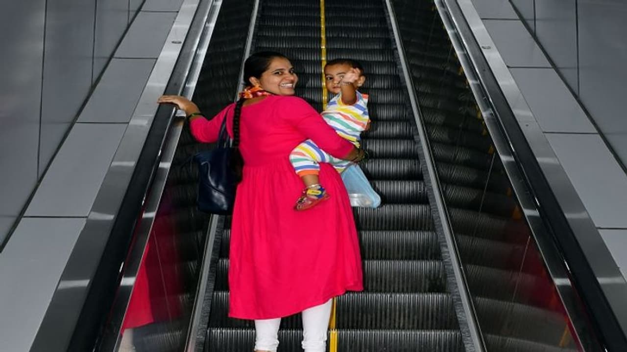 ಬಳ್ಳಾರಿ ರೈಲ್ವೆ ನಿಲ್ದಾಣದಲ್ಲಿ ಕೊನೆಗೂ ಶುರುವಾಯ್ತು ಎಸ್ಕಲೇಟರ್ ಸೌಲಭ್ಯ..! ಬಳ್ಳಾರಿ ರೈಲ್ವೆ ನಿಲ್ದಾಣದಲ್ಲಿ ಕೊನೆಗೂ ಶುರುವಾಯ್ತು ಎಸ್ಕಲೇಟರ್ ಸೌಲಭ್ಯ..!