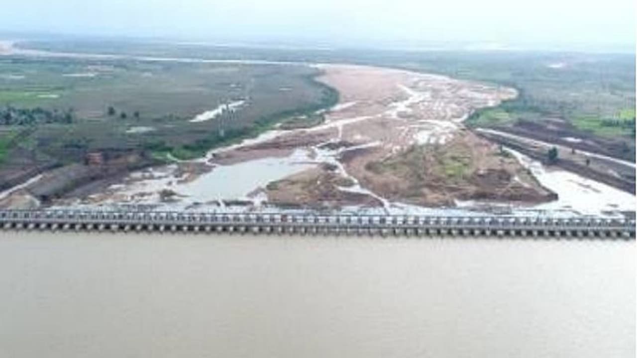 annaram barrage : ఖాళీ అవుతున్న అన్నారం బ్యారేజీ.. 10 రోజులుగా గేట్లు ఎత్తి నీటి విడుదల annaram barrage : ఖాళీ అవుతున్న అన్నారం బ్యారేజీ.. 10 రోజులుగా గేట్లు ఎత్తి నీటి విడుదల