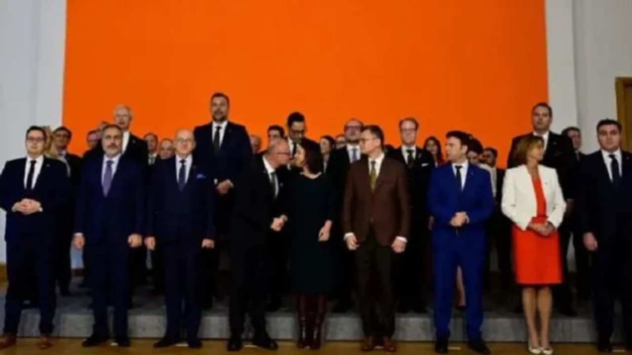 വനിതാ മന്ത്രിയെ ചുംബിക്കാൻ ശ്രമം, ഒഴിഞ്ഞുമാറി മന്ത്രി; വിവാദമായപ്പോള്‍ ഊഷ്മളാഭിവാദ്യമെന്ന് വിശദീകരണം