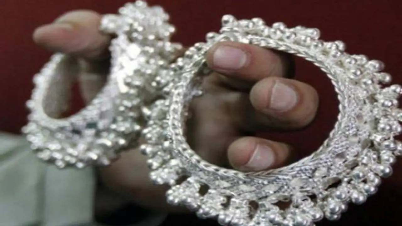 ಆಭರಣ ಪ್ರಿಯರಿಗೆ ಬಿಗ್ ಶಾಕ್: ಬೆಳ್ಳಿ ಈಗ ಕೇಜಿಗೆ ಬರೋಬ್ಬರಿ 1 ಲಕ್ಷ..! ಆಭರಣ ಪ್ರಿಯರಿಗೆ ಬಿಗ್ ಶಾಕ್: ಬೆಳ್ಳಿ ಈಗ ಕೇಜಿಗೆ ಬರೋಬ್ಬರಿ 1 ಲಕ್ಷ..!