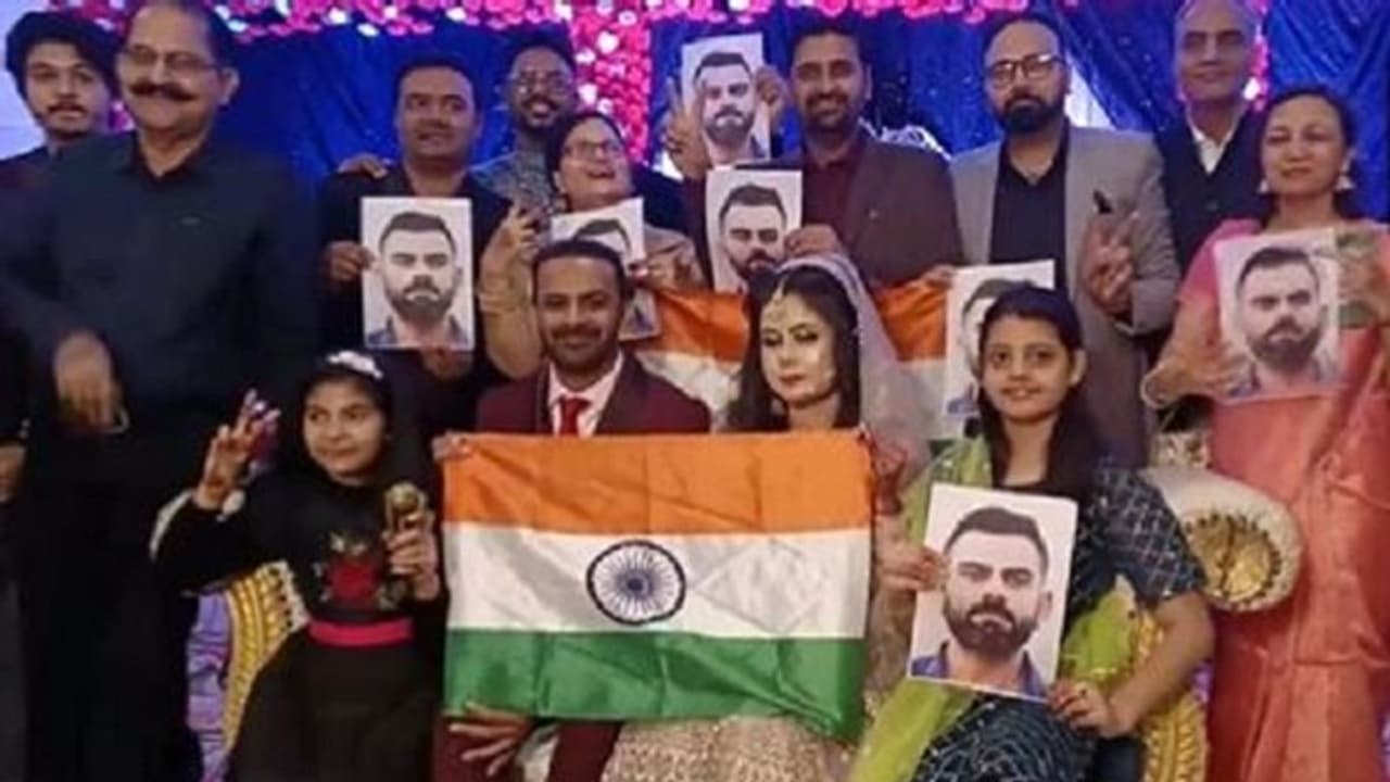 ದಕ್ಷಿಣ ಆಫ್ರಿಕಾ ವಿರುದ್ಧ ಭಾರತದ ಗೆಲುವನ್ನು ಸಂಭ್ರಮಿಸಿದ ನವ ದಂಪತಿ: ಮದುವೆ ವೇದಿಕೆಯಲ್ಲಿ ಡಬಲ್ ಸಂಭ್ರಮ! ದಕ್ಷಿಣ ಆಫ್ರಿಕಾ ವಿರುದ್ಧ ಭಾರತದ ಗೆಲುವನ್ನು ಸಂಭ್ರಮಿಸಿದ ನವ ದಂಪತಿ: ಮದುವೆ ವೇದಿಕೆಯಲ್ಲಿ ಡಬಲ್ ಸಂಭ್ರಮ!