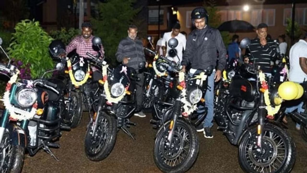 'ഹിമാലയനും, ക്ലാസിക്കും യമഹ ബൈക്കുമടക്കം 30 വാഹനങ്ങൾ'; തോട്ടമുടമയുടെ ദീപാവലി സമ്മാനം, ഞെട്ടി ജീവനക്കാർ 'ഹിമാലയനും, ക്ലാസിക്കും യമഹ ബൈക്കുമടക്കം 30 വാഹനങ്ങൾ'; തോട്ടമുടമയുടെ ദീപാവലി സമ്മാനം, ഞെട്ടി ജീവനക്കാർ