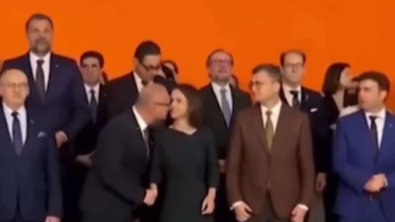 ತುಂಬಿದ ಸಭೆಯಲ್ಲಿ ಜರ್ಮನ್‌ ಸಚಿವೆಗೆ ಸಚಿವನಿಂದ ಚುಂಬನ: ಸುತ್ತಲಿದ್ದವರೇ ಶಾಕ್‌