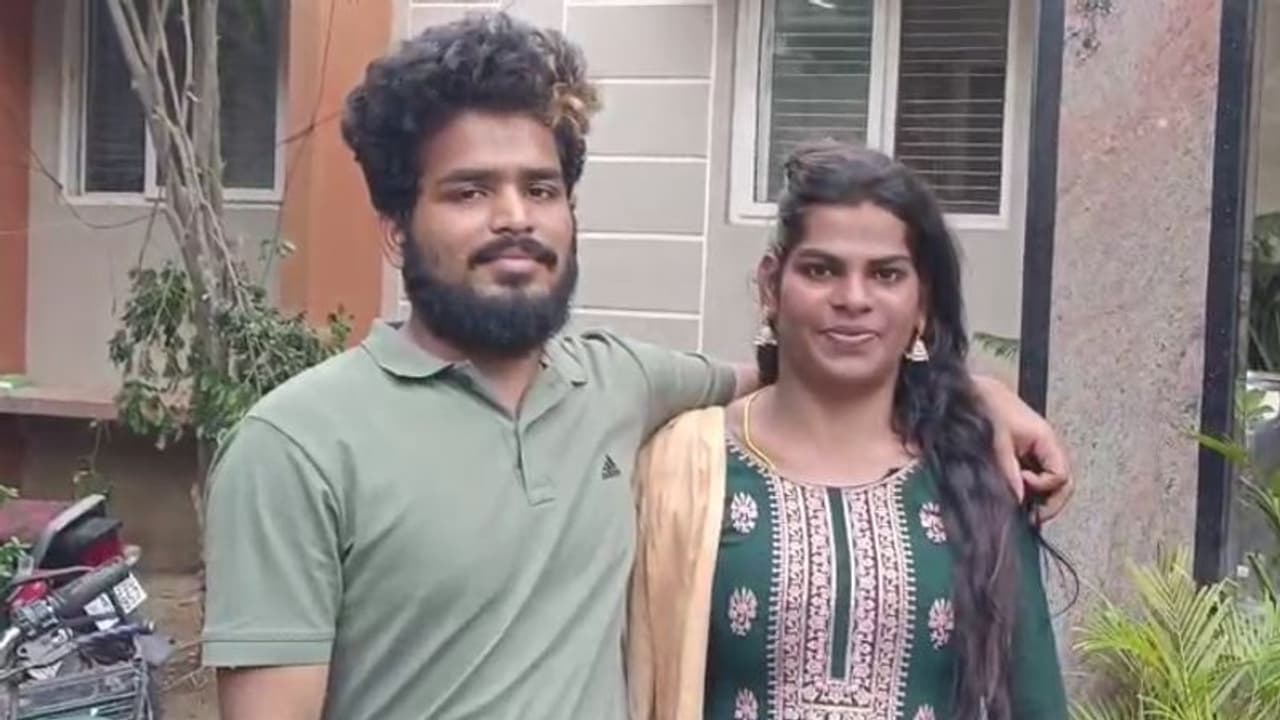 ತೃತೀಯಲಿಂಗಿ ಪ್ರೇಮಪಾಶಕ್ಕೆ ಸಿಲುಕಿ ಪೋಷಕರ ವಿರೋಧ ಧಿಕ್ಕರಿಸಿ ಮದುವೆಯಾದ ಯುವಕ: ಪೊಲೀಸರ ಮೊರೆ ಹೋದ ದಂಪತಿ! ತೃತೀಯಲಿಂಗಿ ಪ್ರೇಮಪಾಶಕ್ಕೆ ಸಿಲುಕಿ ಪೋಷಕರ ವಿರೋಧ ಧಿಕ್ಕರಿಸಿ ಮದುವೆಯಾದ ಯುವಕ: ಪೊಲೀಸರ ಮೊರೆ ಹೋದ ದಂಪತಿ!