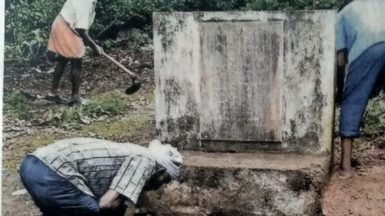 ഹെലികോപ്റ്റർ കാണാൻ പാലത്തിൽ കയറി, പൊലിഞ്ഞത് 14 കുരുന്ന് ജീവനുകൾ; വളകളും പൊട്ടുകളുമായി നാളെ കൂട്ടുകാരെത്തും... ഹെലികോപ്റ്റർ കാണാൻ പാലത്തിൽ കയറി, പൊലിഞ്ഞത് 14 കുരുന്ന് ജീവനുകൾ; വളകളും പൊട്ടുകളുമായി നാളെ കൂട്ടുകാരെത്തും...