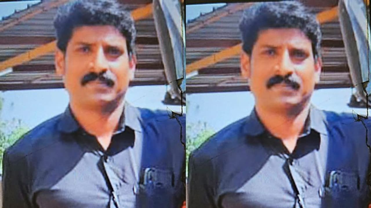 ഇൻസുലേറ്റർ മാറാന് ശ്രമിക്കുന്നതിനിടെ 11 കെ വി ലൈനിൽ നിന്നും ഷോക്കേറ്റു, കെഎസ്ഇബി ജീവനക്കാരന് ദാരുണാന്ത്യം ഇൻസുലേറ്റർ മാറാന് ശ്രമിക്കുന്നതിനിടെ 11 കെ വി ലൈനിൽ നിന്നും ഷോക്കേറ്റു, കെഎസ്ഇബി ജീവനക്കാരന് ദാരുണാന്ത്യം