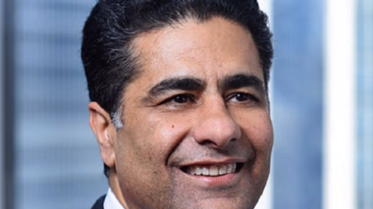 ಸ್ಕೂಲ್‌ ಫೀಸ್‌ ಕಟ್ಟಲಾಗದೆ ಶಾಲೆ ಬಿಟ್ಟ ವ್ಯಕ್ತಿ: ಈಗ 5.4 ಲಕ್ಷ ಕೋಟಿ ರೂ. ಕಂಪನಿಯ ಸಿಇಒ!