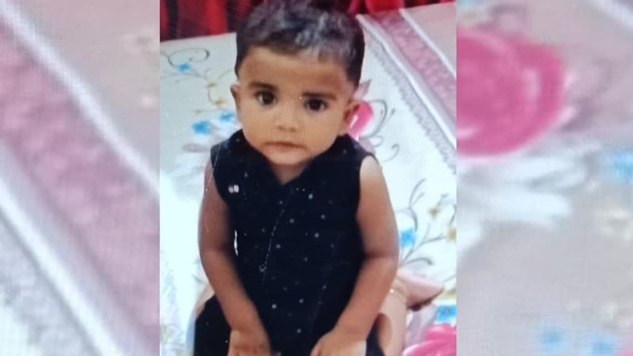 വിറക് കീറുന്ന യന്ത്രം കാണാനെത്തിയ ഒന്നര വയസുകാരൻ പുറകോട്ടെടുത്ത പിക്കപ്പ് ലോറിക്ക് അടിയിൽപെട്ട് മരിച്ചു വിറക് കീറുന്ന യന്ത്രം കാണാനെത്തിയ ഒന്നര വയസുകാരൻ പുറകോട്ടെടുത്ത പിക്കപ്പ് ലോറിക്ക് അടിയിൽപെട്ട് മരിച്ചു