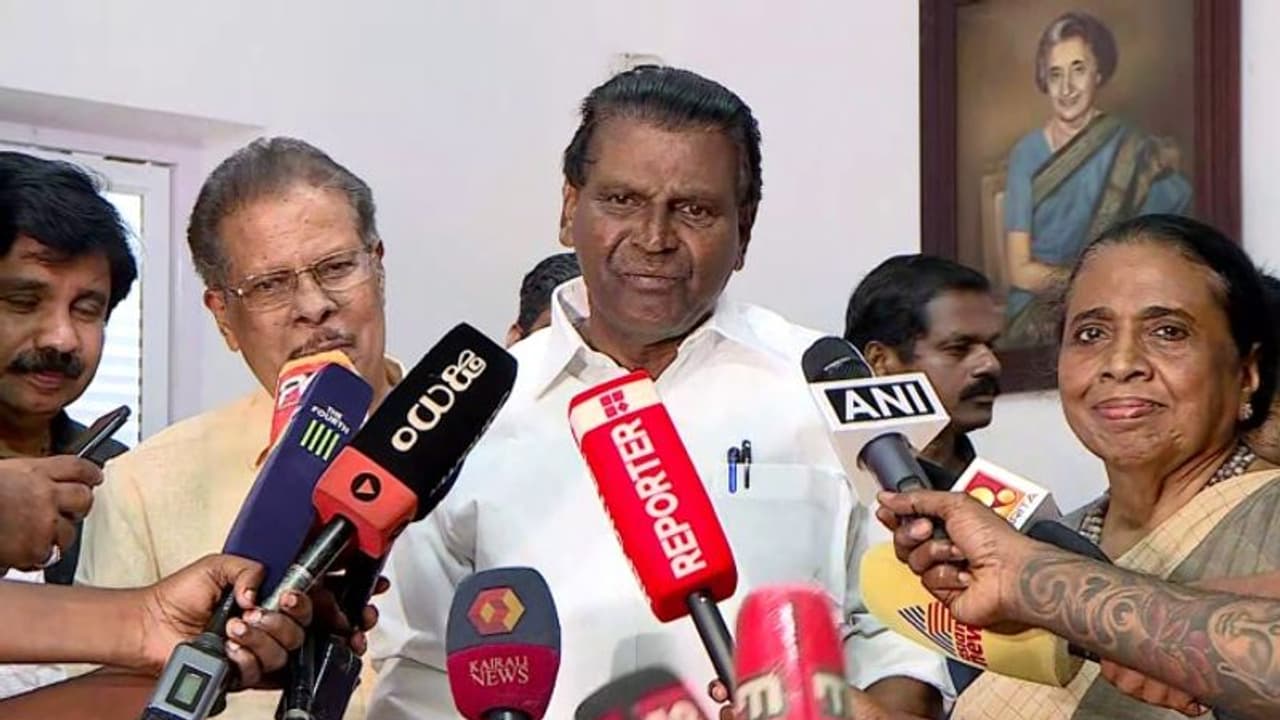 സോളാർ; 'ആരാദ്യം ചർച്ച നടത്തി എന്നതിന് പ്രസക്തിയില്ല, എല്ലാം ചർച്ചകളും ഉമ്മൻചാണ്ടിയുടെ അറിവോടെ': തിരുവഞ്ചൂർ സോളാർ; 'ആരാദ്യം ചർച്ച നടത്തി എന്നതിന് പ്രസക്തിയില്ല, എല്ലാം ചർച്ചകളും ഉമ്മൻചാണ്ടിയുടെ അറിവോടെ': തിരുവഞ്ചൂർ