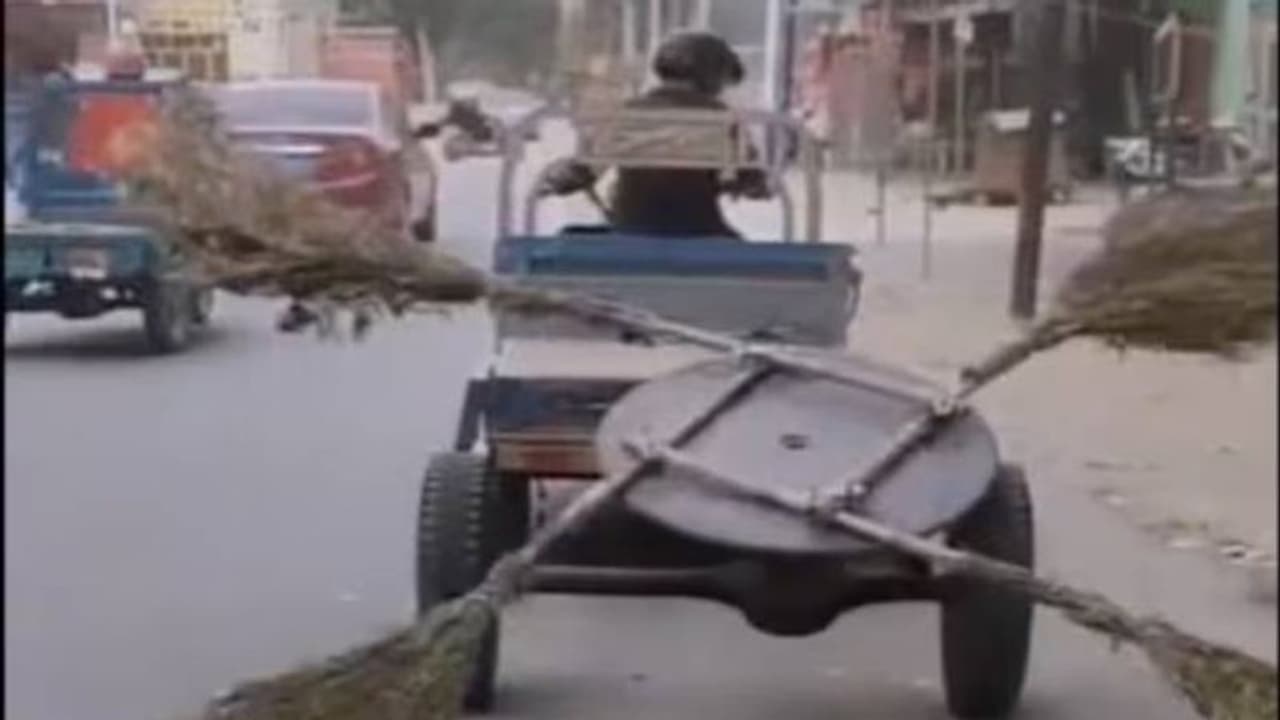 തെരുവുകൾ വൃത്തിയാക്കാൻ എജ്ജാതി ഐഡിയ, കണ്ടുപിടിച്ചത് ആരാണെങ്കിലും കയ്യടിച്ചേ തീരൂ..! 