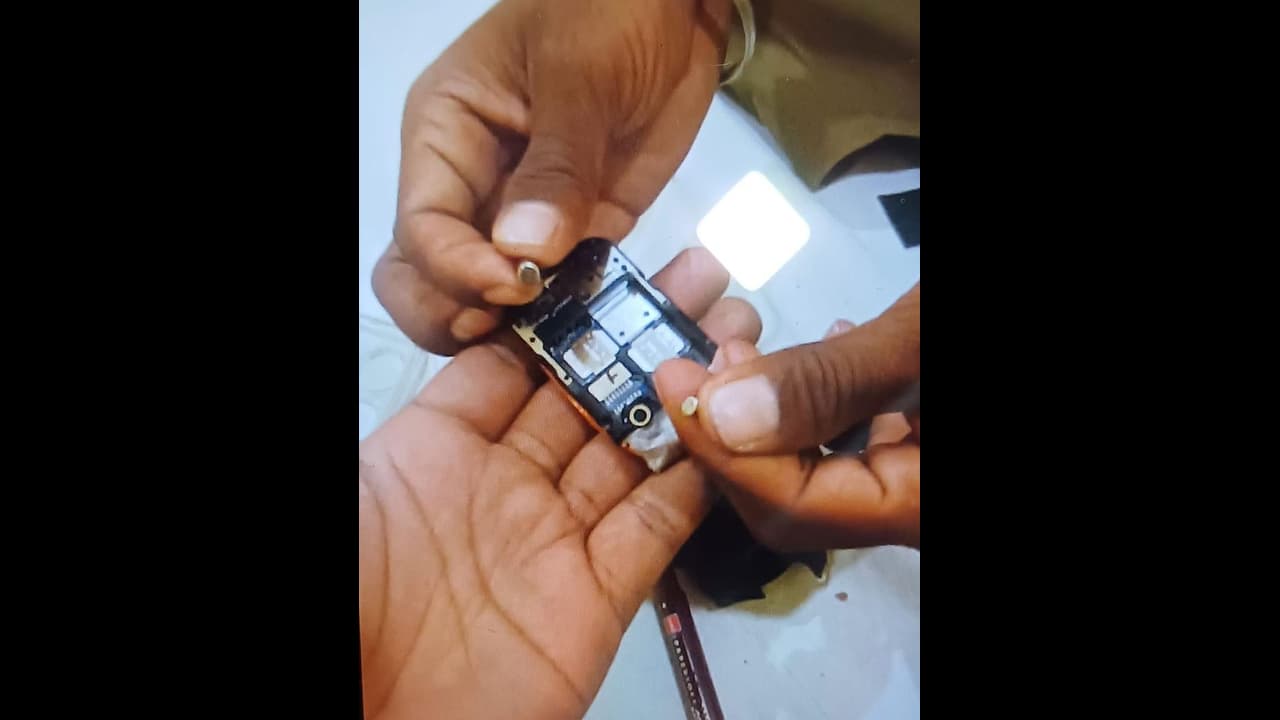 ಕಲಬುರಗಿ: ಏಕಕಾಲಕ್ಕೆ ನೂರಾರು ಬ್ಲೂಟೂತ್ ಡಿವೈಸ್ ಖರೀದಿಸಿದ್ದ ಕಿಂಗ್ಪಿನ್!? ಕಲಬುರಗಿ: ಏಕಕಾಲಕ್ಕೆ ನೂರಾರು ಬ್ಲೂಟೂತ್ ಡಿವೈಸ್ ಖರೀದಿಸಿದ್ದ ಕಿಂಗ್ಪಿನ್!?