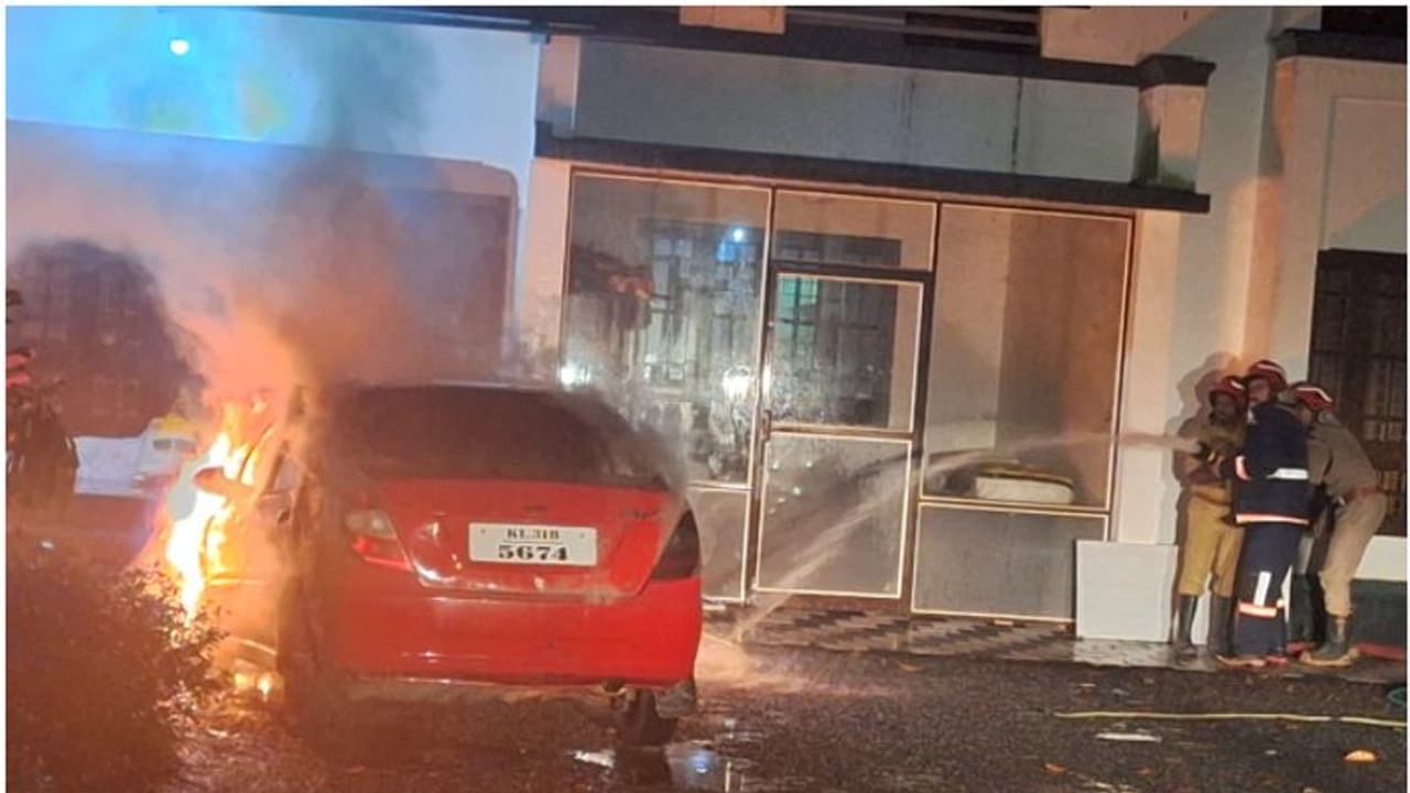 വീട്ടുകാർ ഉറങ്ങവെ ആലപ്പുഴയിൽ വീടിന് മുന്നിൽ കിടന്ന കാറ് വലിയ ശബ്ദത്തോടെ കത്തി, കാരണം തേടി അന്വേഷണം വീട്ടുകാർ ഉറങ്ങവെ ആലപ്പുഴയിൽ വീടിന് മുന്നിൽ കിടന്ന കാറ് വലിയ ശബ്ദത്തോടെ കത്തി, കാരണം തേടി അന്വേഷണം