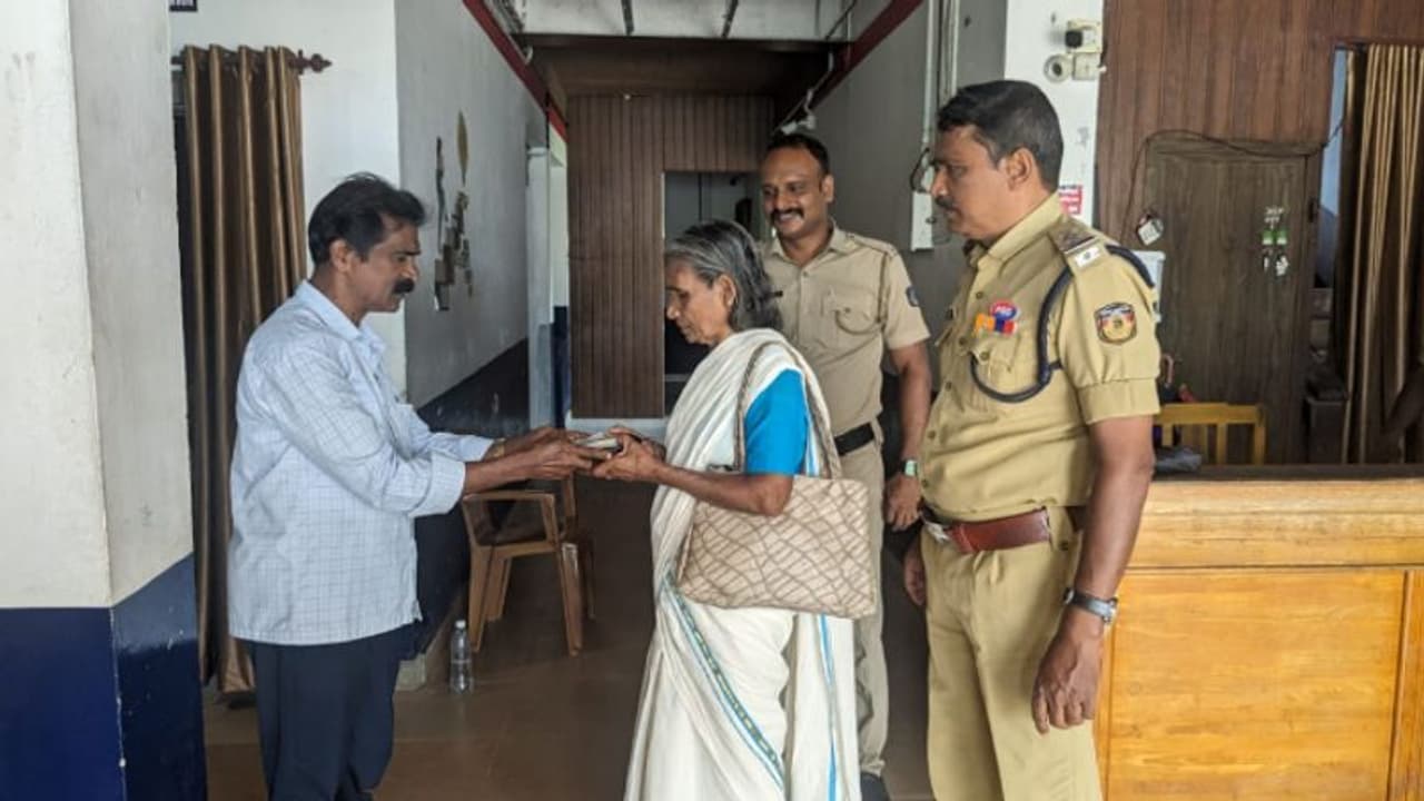 ഒപിക്ക് മുന്നിലെ കസേരയിൽ പണവുമായി ലേഡീസ് ബാഗ്, ഉടമയെ തപ്പിയെടുത്ത് ആശുപത്രി ജീവനക്കാരൻ ഒപിക്ക് മുന്നിലെ കസേരയിൽ പണവുമായി ലേഡീസ് ബാഗ്, ഉടമയെ തപ്പിയെടുത്ത് ആശുപത്രി ജീവനക്കാരൻ