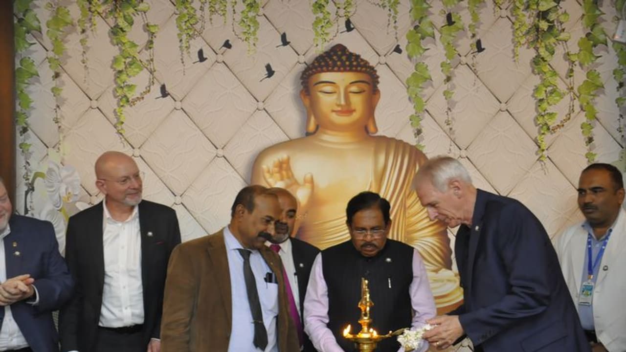 ಗ್ರಾಮೀಣ ವಿದ್ಯಾರ್ಥಿಗಳಿಗೆ ವಿದೇಶದಲ್ಲಿ ಉನ್ನತ ಶಿಕ್ಷಣಕ್ಕೆ ಒತ್ತು ಗ್ರಾಮೀಣ ವಿದ್ಯಾರ್ಥಿಗಳಿಗೆ ವಿದೇಶದಲ್ಲಿ ಉನ್ನತ ಶಿಕ್ಷಣಕ್ಕೆ ಒತ್ತು