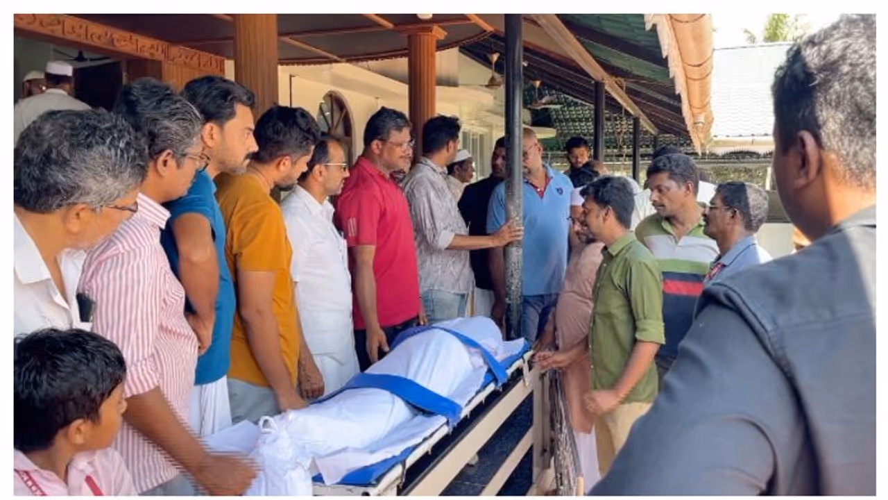 ജുമാ മസ്ജിദിന്റെ കാരുണ്യക്കരങ്ങൾ, യുവതിയുടെ കണ്ണീരിനറുതി; കൊച്ചിയിൽ അതിഥി തൊഴിലാളിയുടെ മൃതദേഹം സംസ്കരിച്ചു ജുമാ മസ്ജിദിന്റെ കാരുണ്യക്കരങ്ങൾ, യുവതിയുടെ കണ്ണീരിനറുതി; കൊച്ചിയിൽ അതിഥി തൊഴിലാളിയുടെ മൃതദേഹം സംസ്കരിച്ചു