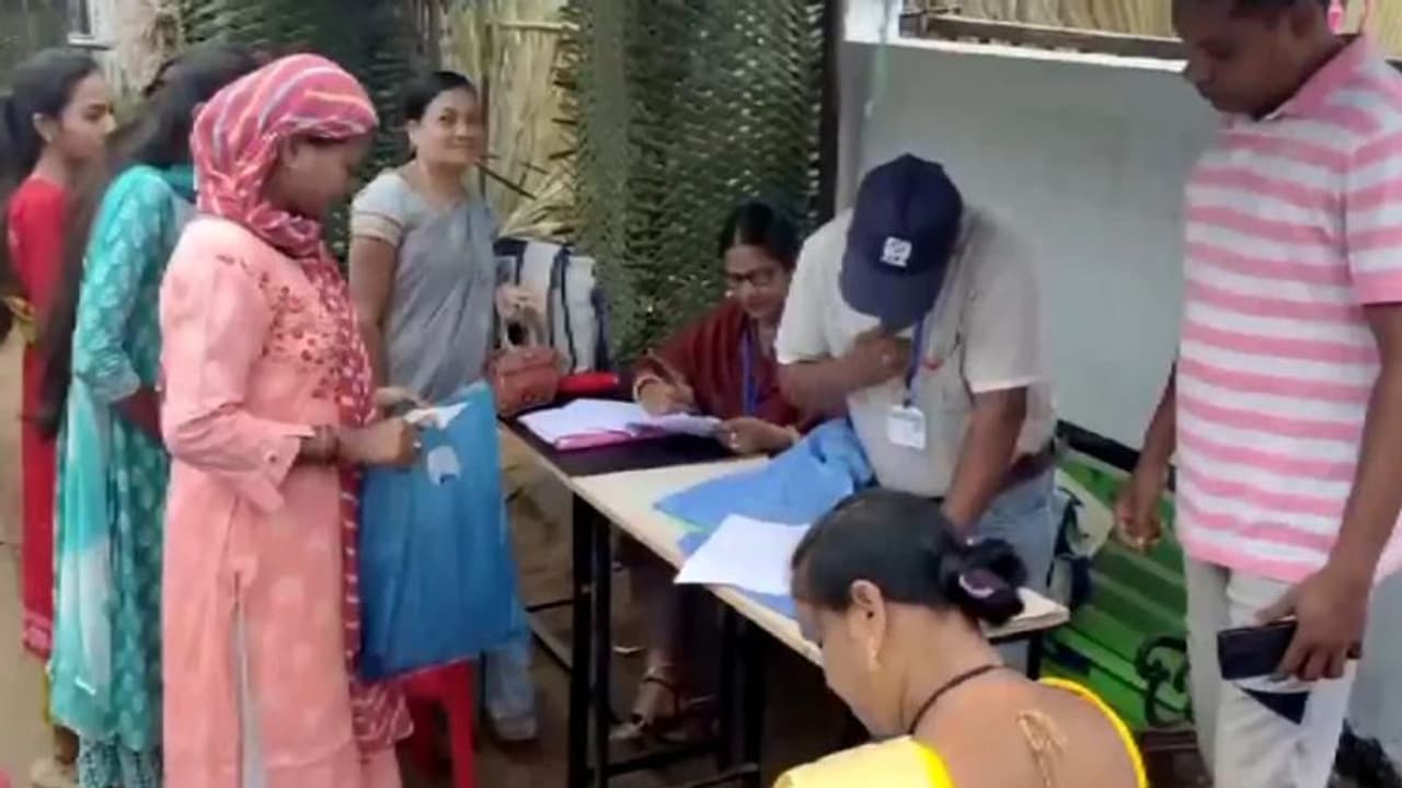 சத்தீஸ்கர் மற்றும் மிசோரம்.. அடுத்த ஆட்சி யாருடையது? முடிவு செய்யும் வாக்குப்பதிவு விறுவிறுப்பாக துவங்கியது! சத்தீஸ்கர் மற்றும் மிசோரம்.. அடுத்த ஆட்சி யாருடையது? முடிவு செய்யும் வாக்குப்பதிவு விறுவிறுப்பாக துவங்கியது!