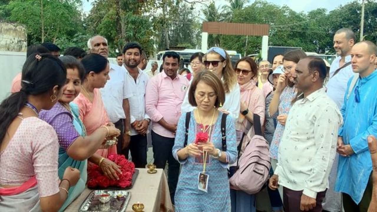  ತಲಕಾಡಿನಲ್ಲಿ ವಿದೇಶಿಗರಿಂದ ಗ್ರಾಮ ದರ್ಶನ