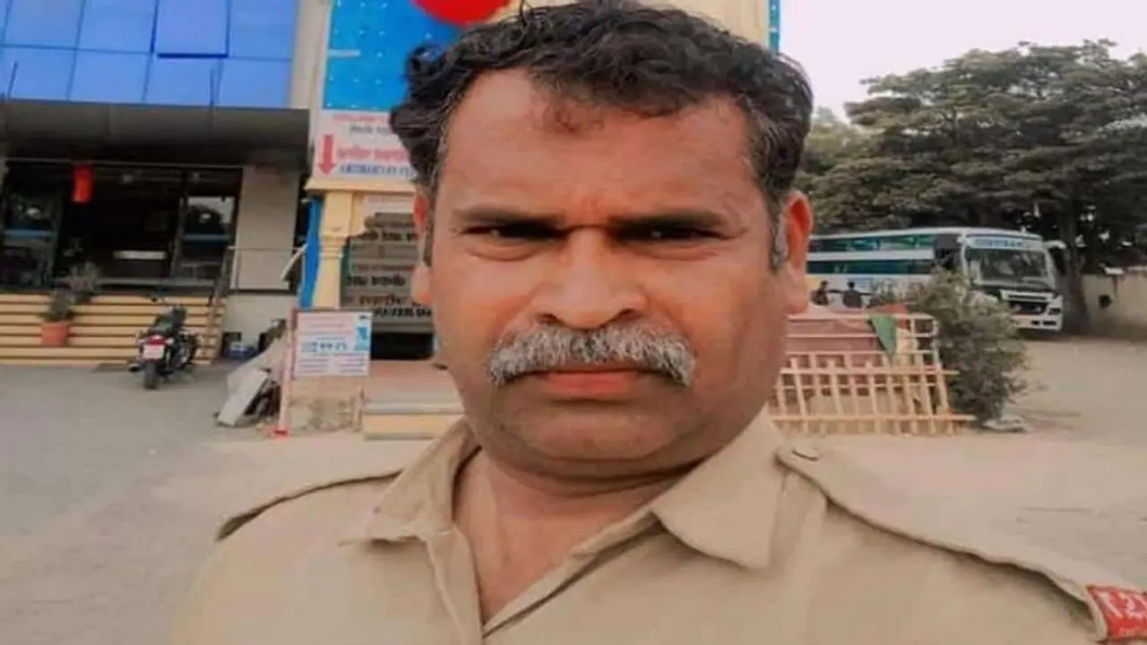 ಬಸ್ ಚಲಾಯಿಸುತ್ತಿದ್ದಾಗಲೇ ಹೃದಯಾಘಾತ: 40 ಪ್ರಯಾಣಿಕರ ಜೀವ ಕಾಪಾಡಿ ಪ್ರಾಣ ಬಿಟ್ಟ ಚಾಲಕ ಬಸ್ ಚಲಾಯಿಸುತ್ತಿದ್ದಾಗಲೇ ಹೃದಯಾಘಾತ: 40 ಪ್ರಯಾಣಿಕರ ಜೀವ ಕಾಪಾಡಿ ಪ್ರಾಣ ಬಿಟ್ಟ ಚಾಲಕ