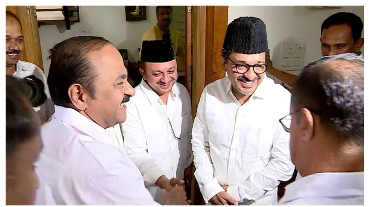 വിഡി സതീശൻ പാണക്കാടെത്തി, ലീഗ് നേതാക്കളുമായി കൂടിക്കാഴ്ച നടത്തുന്നു; സുധാകരൻ വൈകീട്ടെത്തും വിഡി സതീശൻ പാണക്കാടെത്തി, ലീഗ് നേതാക്കളുമായി കൂടിക്കാഴ്ച നടത്തുന്നു; സുധാകരൻ വൈകീട്ടെത്തും