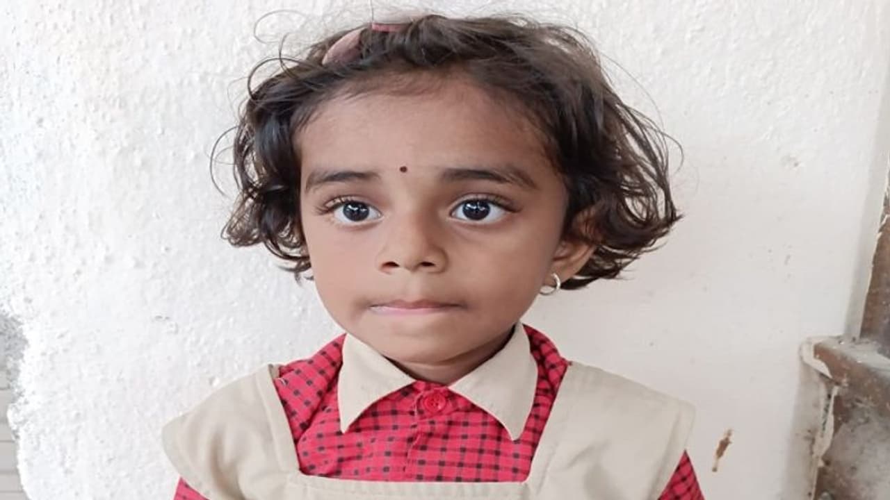 ಕಲಬುರಗಿ: ಎಲ್ಕೆಜಿ ವಿದ್ಯಾರ್ಥಿನಿಯನ್ನು ಬಸ್ಸಿಂದ ಇಳಿಸಿ ಕಂಡಕ್ಟರ್ ಅಮಾನವೀಯತೆ ಕಲಬುರಗಿ: ಎಲ್ಕೆಜಿ ವಿದ್ಯಾರ್ಥಿನಿಯನ್ನು ಬಸ್ಸಿಂದ ಇಳಿಸಿ ಕಂಡಕ್ಟರ್ ಅಮಾನವೀಯತೆ