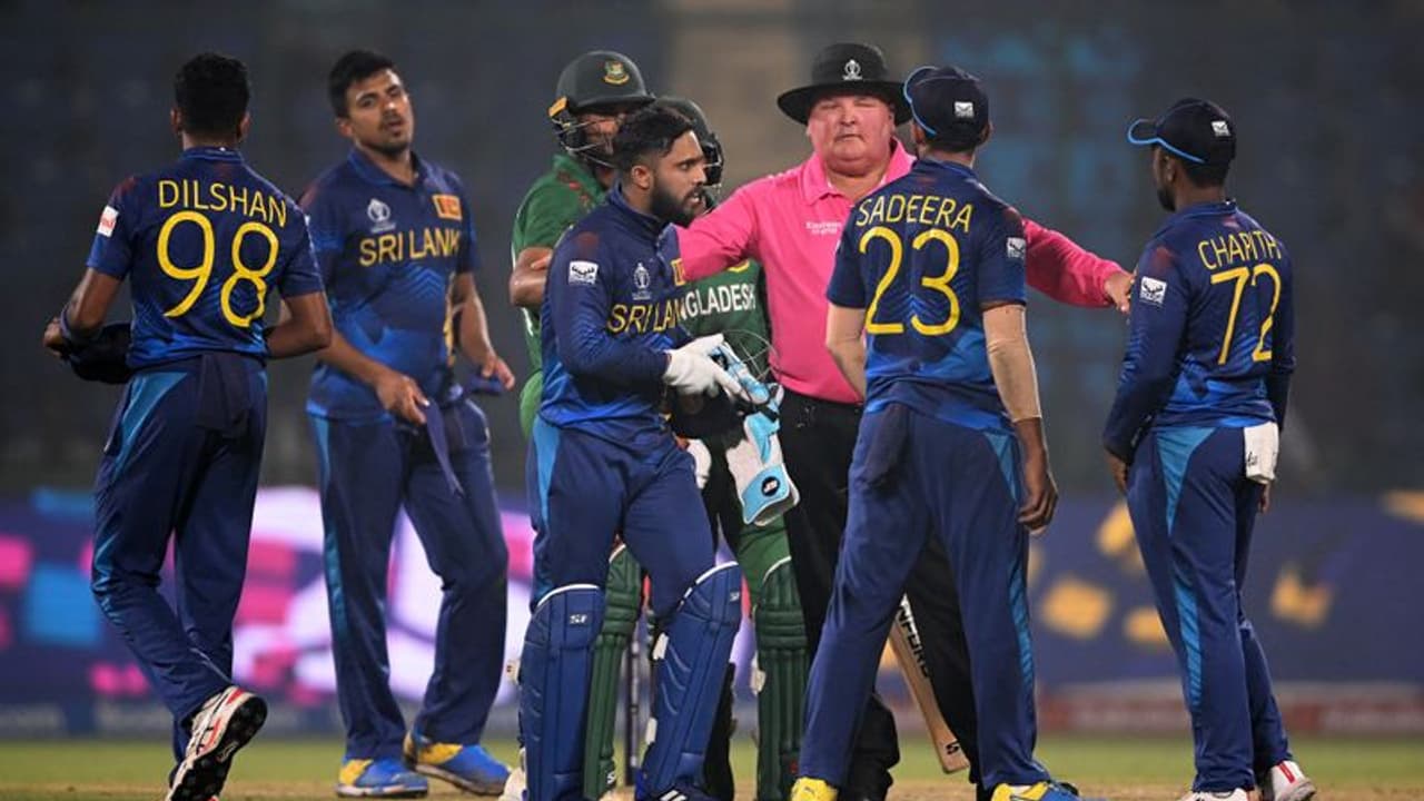 ടൈംഡ് ഔട്ട് വിവാദത്തിന് പിന്നാലെ മത്സരശേഷം പരസ്പരം കൈ കൊടുക്കാന് പോലും തയാറാവെത ശ്രീലങ്ക ബംഗ്ലാദേശ് താരങ്ങൾ ടൈംഡ് ഔട്ട് വിവാദത്തിന് പിന്നാലെ മത്സരശേഷം പരസ്പരം കൈ കൊടുക്കാന് പോലും തയാറാവെത ശ്രീലങ്ക ബംഗ്ലാദേശ് താരങ്ങൾ