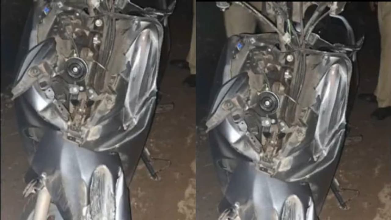 കോഴിക്കോട് സ്വകാര്യ ബസ് സ്കൂട്ടറില് ഇടിച്ചു; വിദ്യാര്ത്ഥിക്ക് ദാരുണാന്ത്യം, സഹയാത്രികന് പരിക്ക് കോഴിക്കോട് സ്വകാര്യ ബസ് സ്കൂട്ടറില് ഇടിച്ചു; വിദ്യാര്ത്ഥിക്ക് ദാരുണാന്ത്യം, സഹയാത്രികന് പരിക്ക്