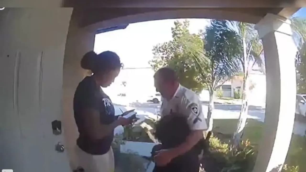 പൊലീസ് എമര്ജൻസി നമ്പറിലേക്ക് കുരുന്നിന്റെ വിളി; പൊലീസ് സ്ഥലത്തെത്തിയപ്പോള് സംഭവിച്ചത്... പൊലീസ് എമര്ജൻസി നമ്പറിലേക്ക് കുരുന്നിന്റെ വിളി; പൊലീസ് സ്ഥലത്തെത്തിയപ്പോള് സംഭവിച്ചത്...