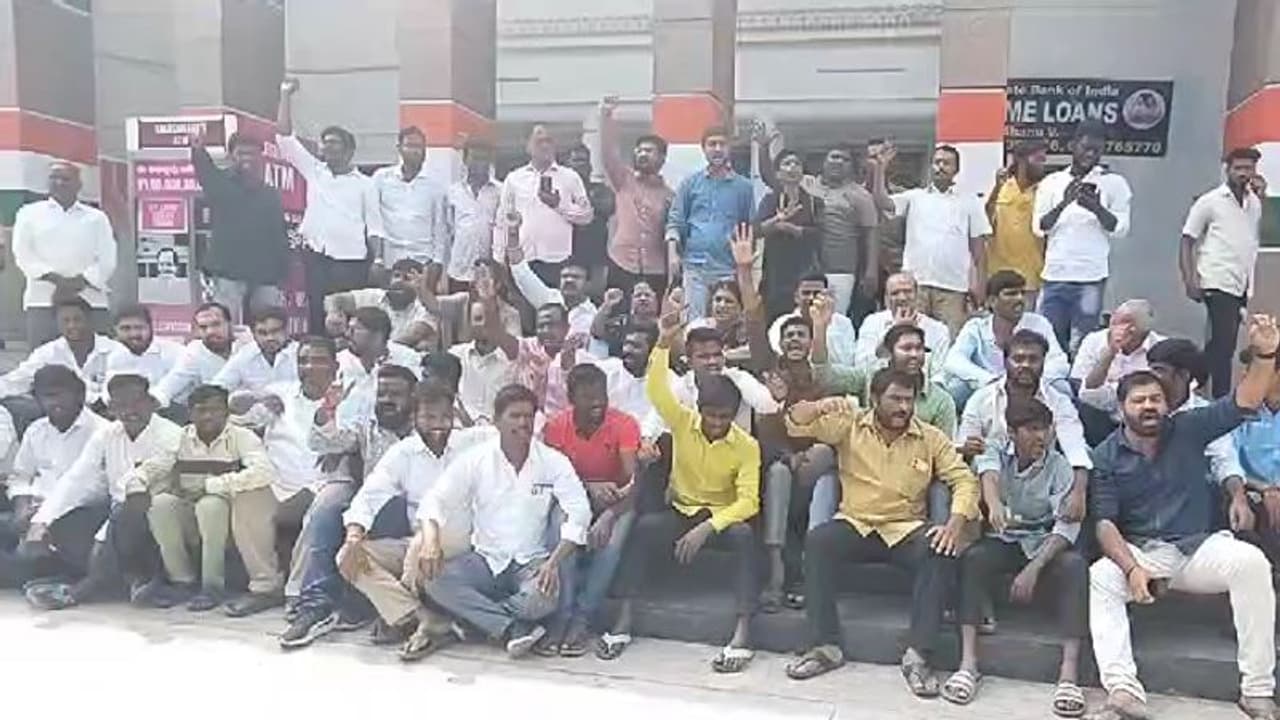 ఆ కాంగ్రెస్ నేతకు వింత అనుభవం... టికెట్ ఇచ్చినట్లే ఇచ్చి లాక్కున్నారే.. (వీడియో) 