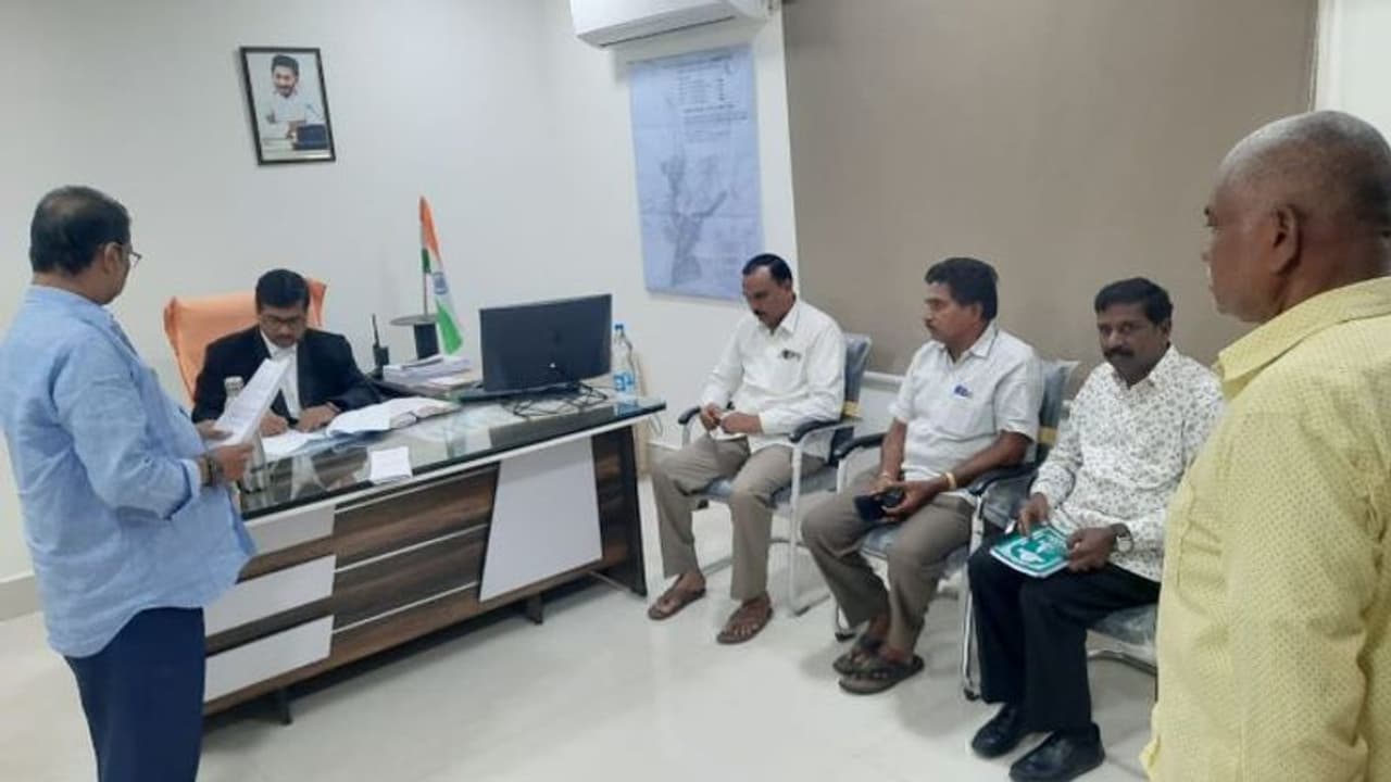 జాగ్రత్త... రోడ్డుపై చెత్తవేసారో ఇలా కోర్టు మెట్లెక్కాల్సిందే.. : విజయవాడ కమీషనర్ హెచ్చరిక జాగ్రత్త... రోడ్డుపై చెత్తవేసారో ఇలా కోర్టు మెట్లెక్కాల్సిందే.. : విజయవాడ కమీషనర్ హెచ్చరిక