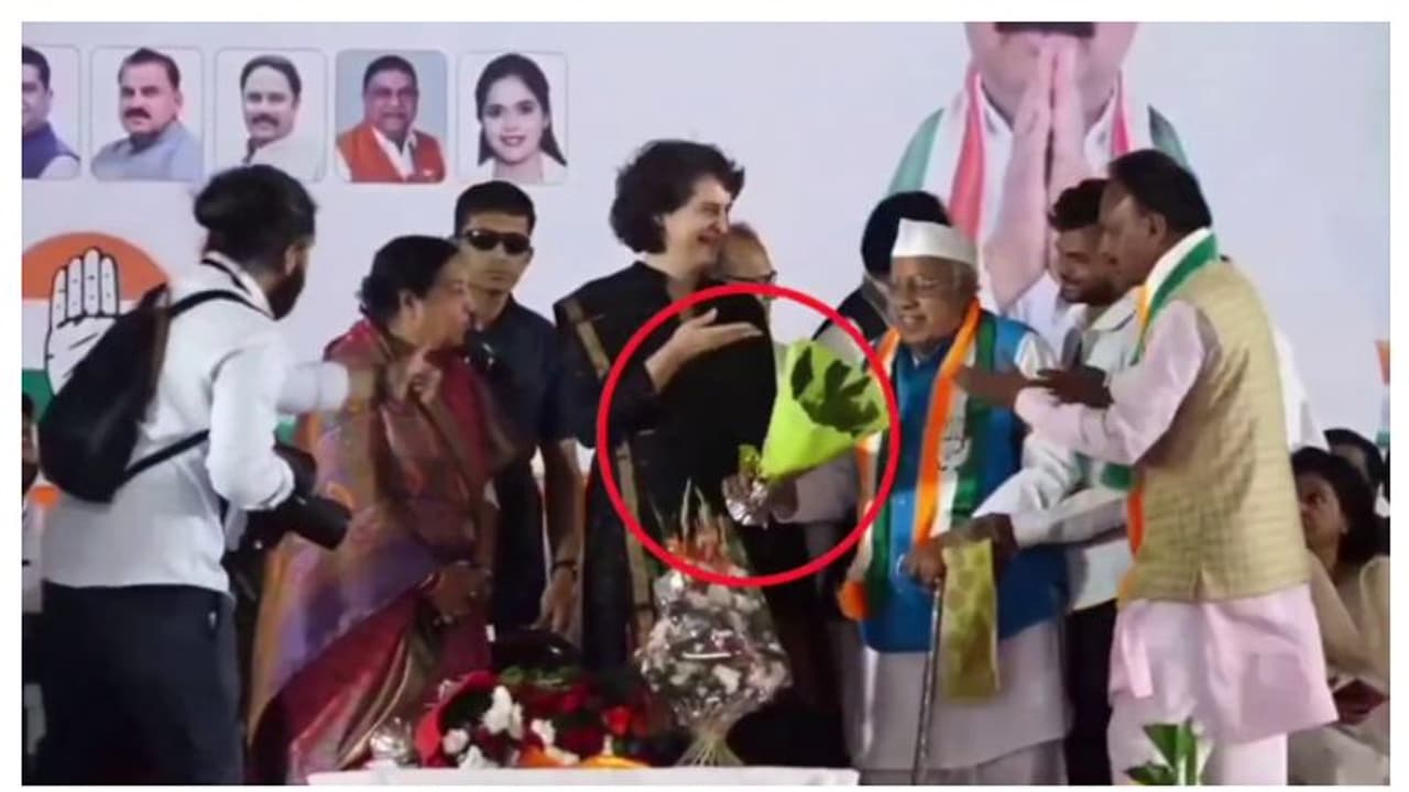 ബൊക്കയുണ്ട്, പൂക്കളില്ല; പ്രിയങ്ക ഗാന്ധിക്ക് പൂക്കളില്ലാത്ത ബൊക്ക നൽകി കോൺഗ്രസ് പ്രവർത്തകൻ, ആയുധമാക്കി ബിജെപി ബൊക്കയുണ്ട്, പൂക്കളില്ല; പ്രിയങ്ക ഗാന്ധിക്ക് പൂക്കളില്ലാത്ത ബൊക്ക നൽകി കോൺഗ്രസ് പ്രവർത്തകൻ, ആയുധമാക്കി ബിജെപി