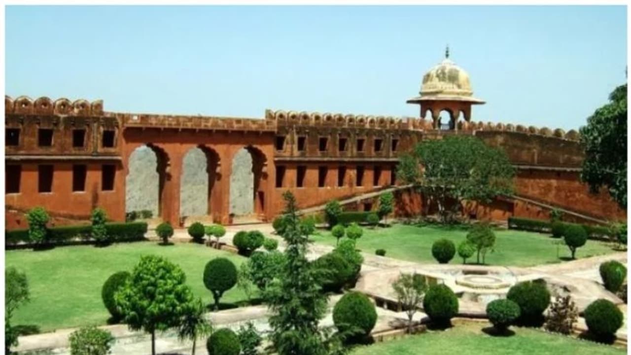 അലിഗഡ് 'ഹരിഗഡ്' ആകുമ്പോള്, ഇതാ ഈ ചരിത്രനഗരത്തെക്കുറിച്ച് സഞ്ചാരികള് അറിയേണ്ടതെല്ലാം! അലിഗഡ് 'ഹരിഗഡ്' ആകുമ്പോള്, ഇതാ ഈ ചരിത്രനഗരത്തെക്കുറിച്ച് സഞ്ചാരികള് അറിയേണ്ടതെല്ലാം!