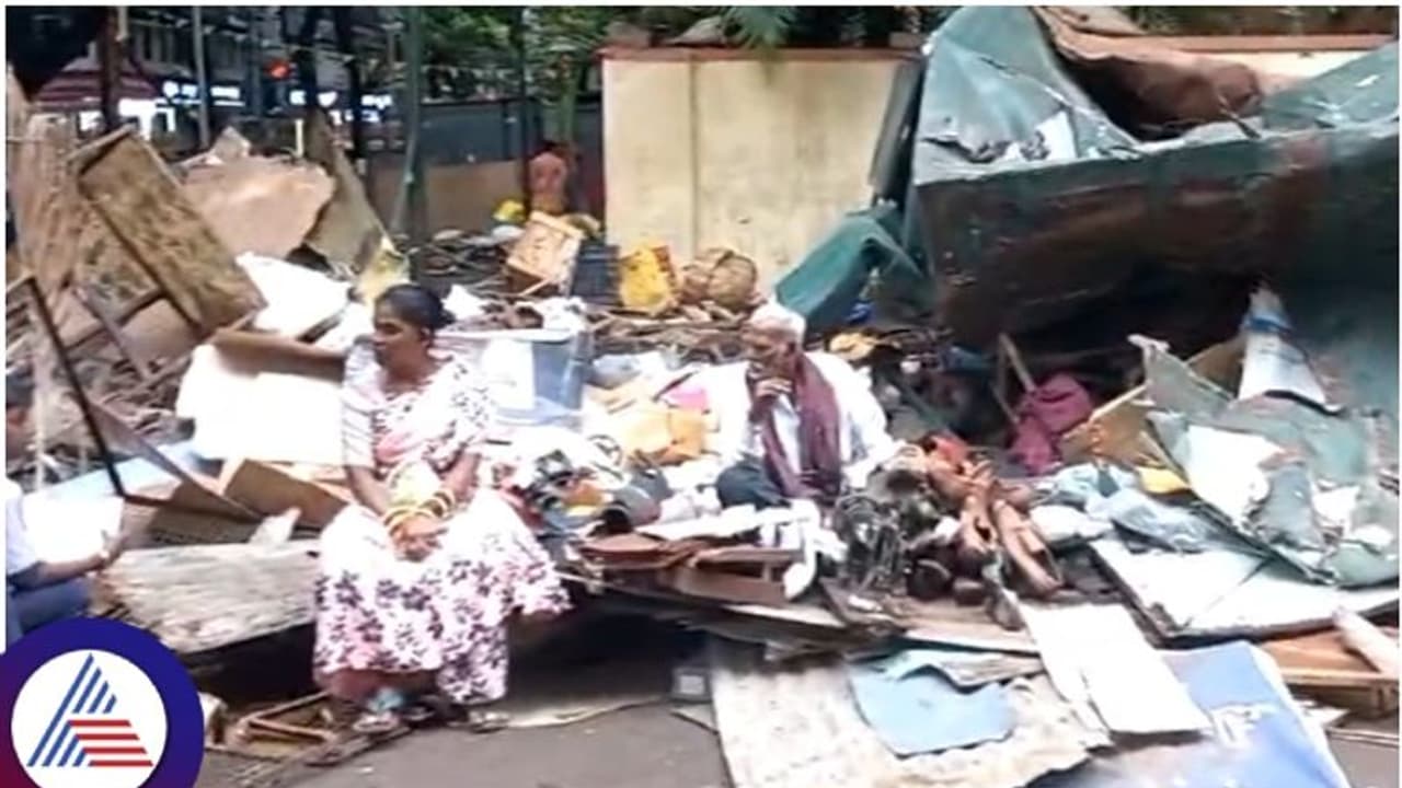 ಬೆಂಗಳೂರು: ಬದುಕು ಕಿತ್ತುಕೊಂಡ ಜಾಗದಲ್ಲೇ ಚಪ್ಪಲಿ ಹೊಲೆಯುವ ಕೆಲಸ ಆರಂಭಿಸಿದ ವೃದ್ಧ ನಂಜುಡಪ್ಪ ಬೆಂಗಳೂರು: ಬದುಕು ಕಿತ್ತುಕೊಂಡ ಜಾಗದಲ್ಲೇ ಚಪ್ಪಲಿ ಹೊಲೆಯುವ ಕೆಲಸ ಆರಂಭಿಸಿದ ವೃದ್ಧ ನಂಜುಡಪ್ಪ