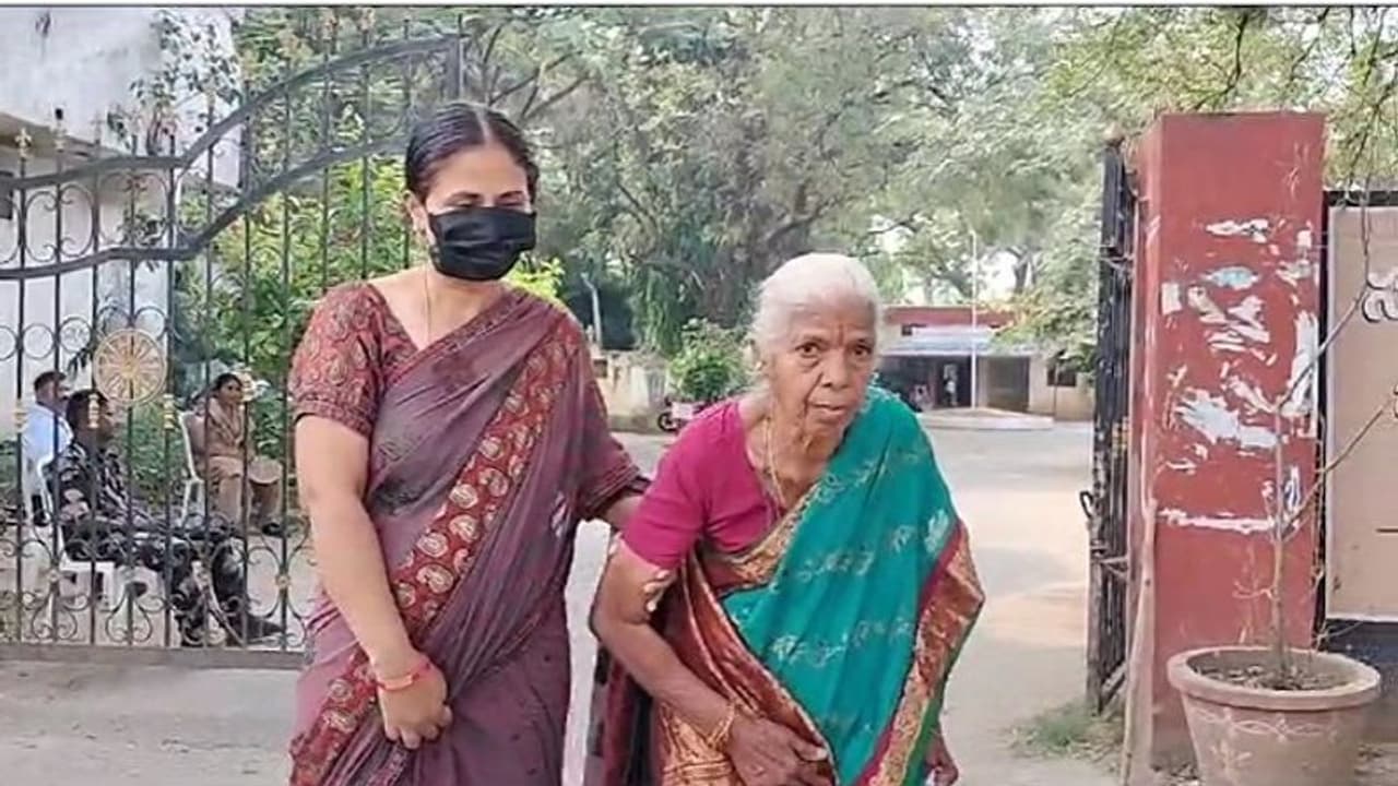 telangana assembly election 2023 : జగిత్యాలలో నామినేషన్ దాఖలు చేసిన 82 ఏళ్ల వృద్ధురాలు.. telangana assembly election 2023 : జగిత్యాలలో నామినేషన్ దాఖలు చేసిన 82 ఏళ్ల వృద్ధురాలు..