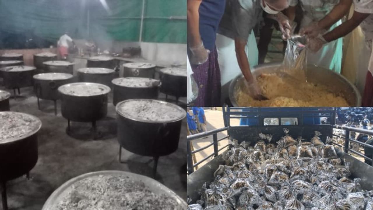 ഒന്നും രണ്ടുമല്ല നിരനിരയായി മന്തി ചെമ്പുകൾ റെഡി! ഈ മന്തിക്കാണേൽ പ്രത്യേക രുചിയാണ്, നാടൊന്നിച്ച കരുതൽ രുചി ഒന്നും രണ്ടുമല്ല നിരനിരയായി മന്തി ചെമ്പുകൾ റെഡി! ഈ മന്തിക്കാണേൽ പ്രത്യേക രുചിയാണ്, നാടൊന്നിച്ച കരുതൽ രുചി