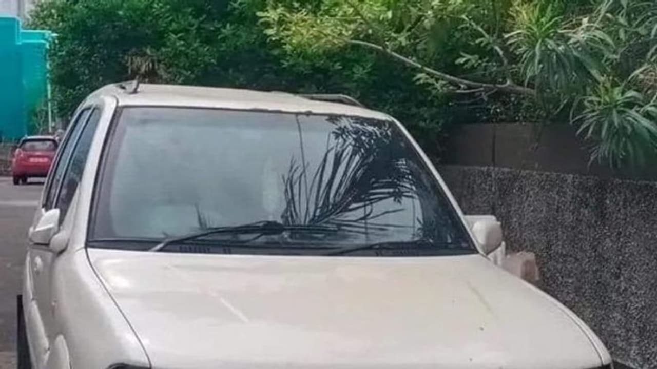 ஜெயலலிதா பயன்படுத்திய டாடா சஃபாரி கார் விற்பனைக்கு! வெறும் 2.72 லட்சம் தான்! ஜெயலலிதா பயன்படுத்திய டாடா சஃபாரி கார் விற்பனைக்கு! வெறும் 2.72 லட்சம் தான்!