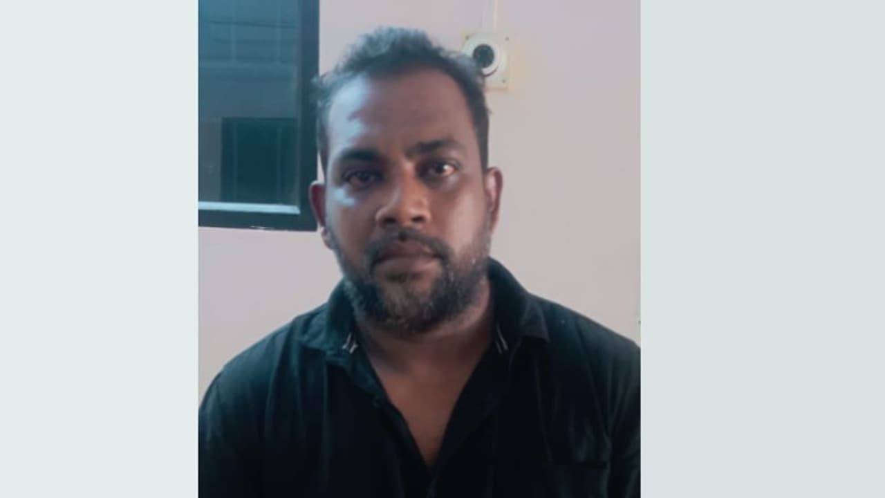 പേരിൽ ഏഴ് വാറണ്ട്, 12 വർഷം മുമ്പ് ജാമ്യത്തിലിറങ്ങി മുങ്ങി, കഴക്കൂട്ടത്ത് വാടകവീടെടുത്ത് ജീവിതം, ഒടുവിൽ പിടിയിൽ പേരിൽ ഏഴ് വാറണ്ട്, 12 വർഷം മുമ്പ് ജാമ്യത്തിലിറങ്ങി മുങ്ങി, കഴക്കൂട്ടത്ത് വാടകവീടെടുത്ത് ജീവിതം, ഒടുവിൽ പിടിയിൽ