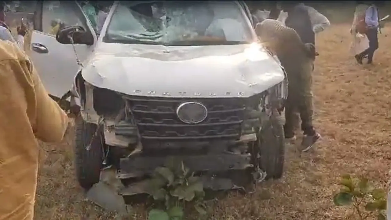 கார் விபத்தில் உயிர் தப்பிய மத்திய அமைச்சர் பிரஹலாத் படேல்! ஒருவர் பலி, 3 பேர் காயம்! கார் விபத்தில் உயிர் தப்பிய மத்திய அமைச்சர் பிரஹலாத் படேல்! ஒருவர் பலி, 3 பேர் காயம்!