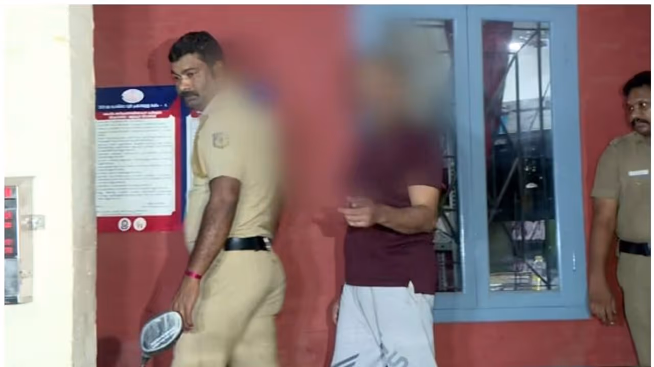 എറണാകുളത്ത് ദുരഭിമാന കൊല; ഇതര മതക്കാരനായ സഹപാഠിയെ പ്രണയിച്ചതിന് 14 കാരിയെ അച്ഛന് വിഷം കൊടുത്ത് കൊന്നു എറണാകുളത്ത് ദുരഭിമാന കൊല; ഇതര മതക്കാരനായ സഹപാഠിയെ പ്രണയിച്ചതിന് 14 കാരിയെ അച്ഛന് വിഷം കൊടുത്ത് കൊന്നു