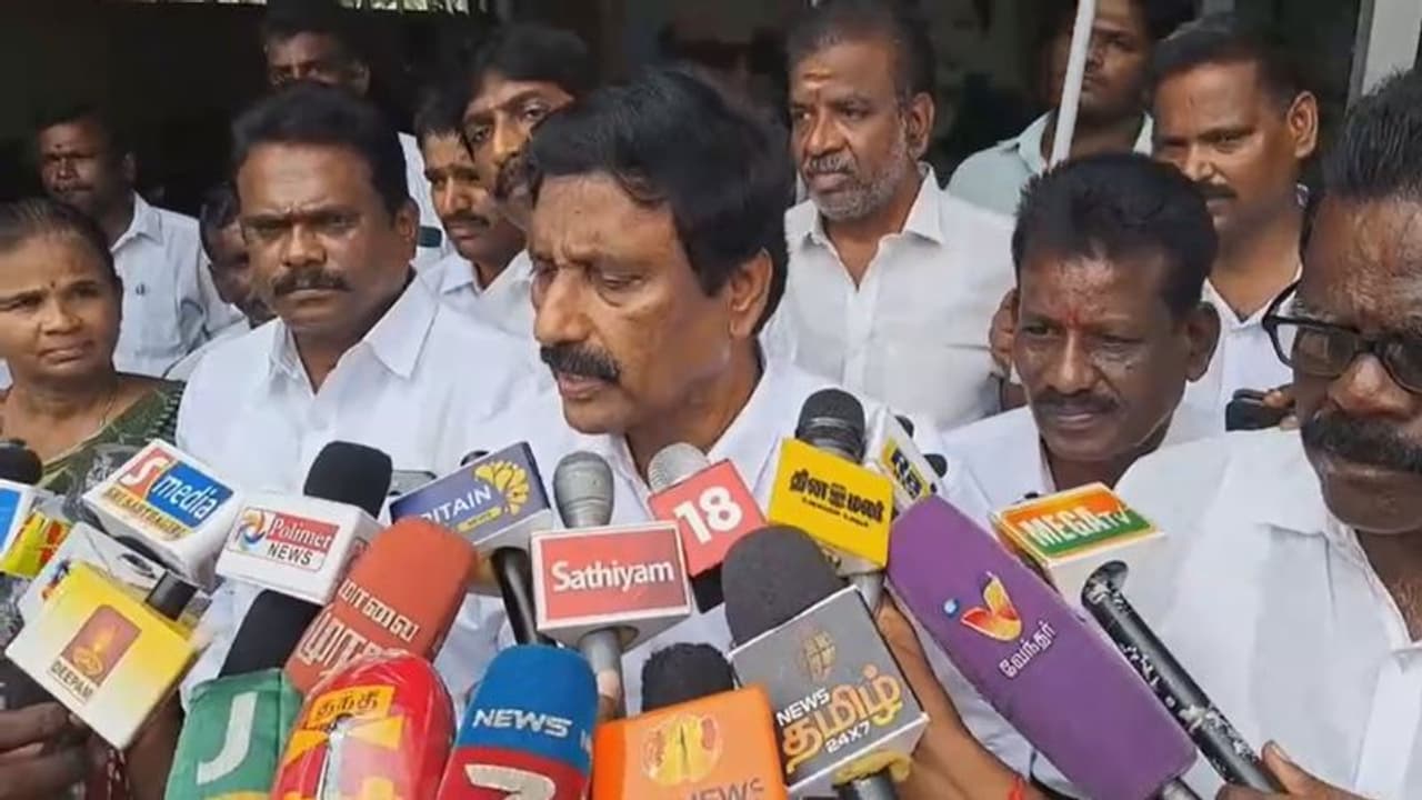 அதிமுக கொடி, சின்னத்தை பயன்படுத்த ஓபிஎஸ்க்கு தடை; பட்டாசு வெடித்து கொண்டாடிய புதுவை அதிமுகவினர்