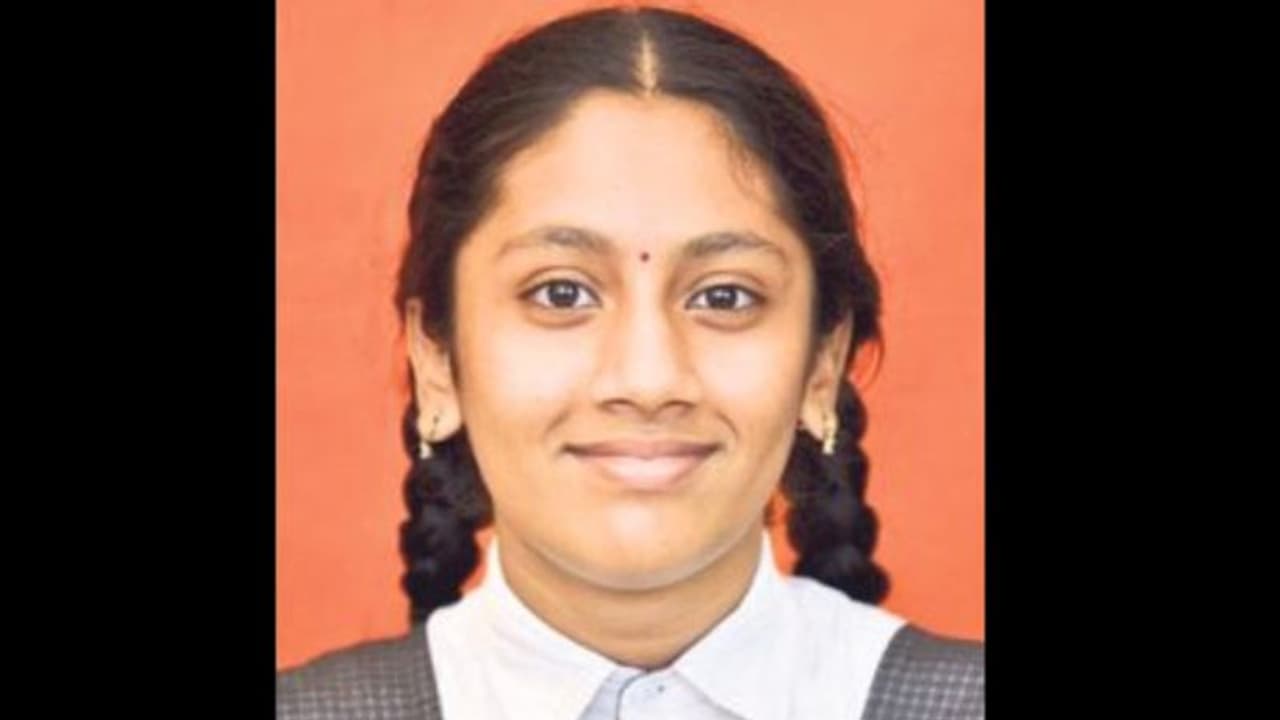 13കാരി ഫ്ളാറ്റിന്റെ എട്ടാം നിലയില് നിന്ന് വീണ് മരിച്ച നിലയിൽ 13കാരി ഫ്ളാറ്റിന്റെ എട്ടാം നിലയില് നിന്ന് വീണ് മരിച്ച നിലയിൽ