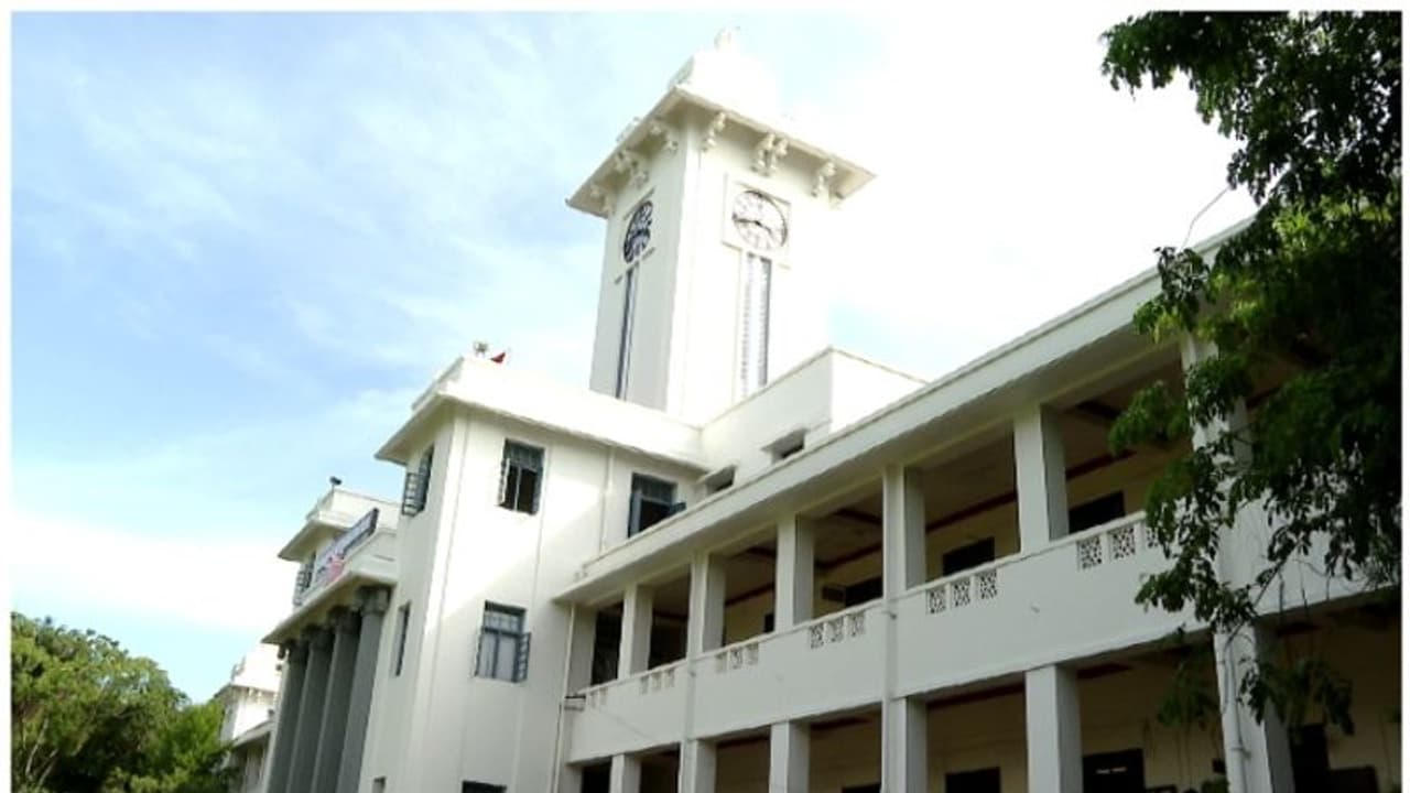 ഫണ്ട് മുഴുവൻ ട്രഷറിയിലേക്ക് മാറ്റി; സർവകലാശാലകൾ പ്രതിസന്ധിയിൽ; ശമ്പളം നൽകാൻ പോലും പാടുപെടുന്നു ഫണ്ട് മുഴുവൻ ട്രഷറിയിലേക്ക് മാറ്റി; സർവകലാശാലകൾ പ്രതിസന്ധിയിൽ; ശമ്പളം നൽകാൻ പോലും പാടുപെടുന്നു