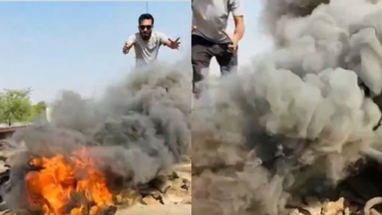 യൂട്യൂബർ ട്രാക്കിൽ പടക്കം കൂട്ടിയിട്ട് പൊട്ടിച്ചു, പാമ്പിന്റെ രൂപത്തിൽ ചാരം; റെയിൽവെ പൊലീസ് വാണ്ട്സ് ടു നോ... യൂട്യൂബർ ട്രാക്കിൽ പടക്കം കൂട്ടിയിട്ട് പൊട്ടിച്ചു, പാമ്പിന്റെ രൂപത്തിൽ ചാരം; റെയിൽവെ പൊലീസ് വാണ്ട്സ് ടു നോ...