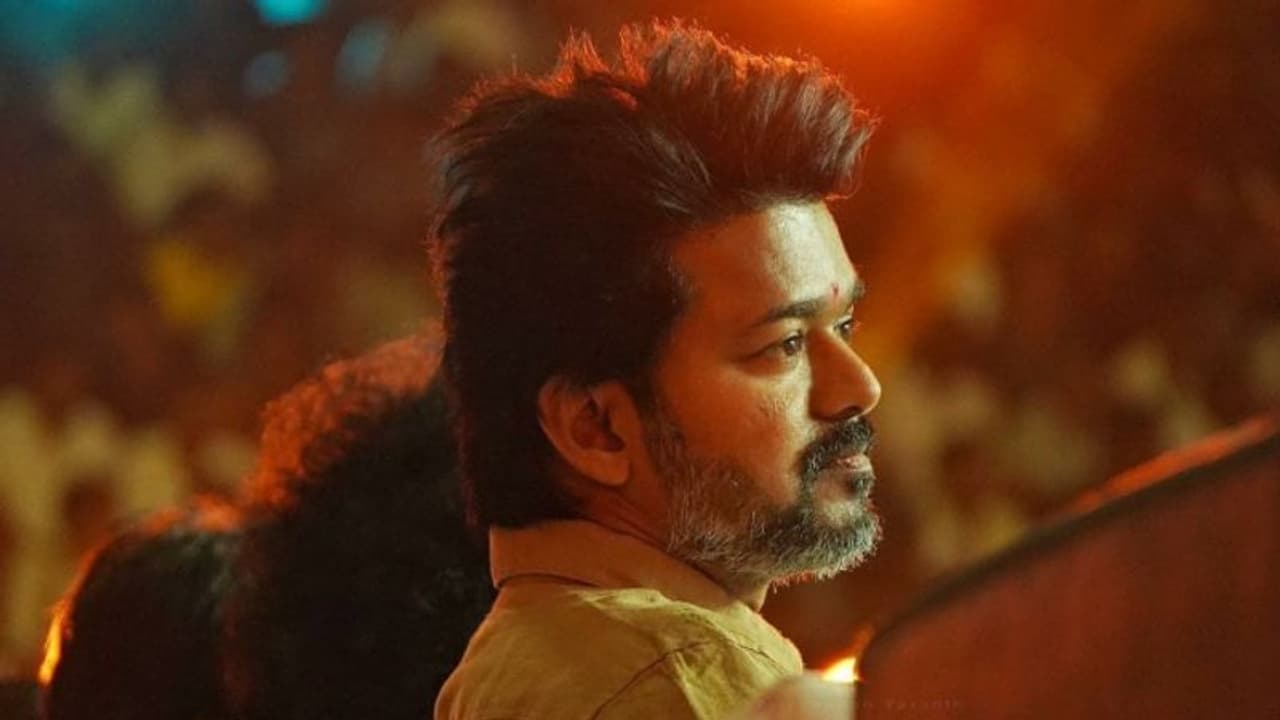 മറ്റൊരു തമിഴ് താരത്തിലും തൊടാനാവാതിരുന്ന ഉയരം; അസാധാരണ നേട്ടവുമായി വിജയ് മറ്റൊരു തമിഴ് താരത്തിലും തൊടാനാവാതിരുന്ന ഉയരം; അസാധാരണ നേട്ടവുമായി വിജയ്