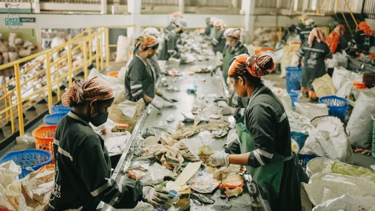 വനിതകള്‍ക്കായി നിവ്യയുടെ തൊഴില്‍ പദ്ധതി കേരളത്തിലും, വരുന്നത് പ്ലാസ്റ്റിക് മാലിന്യ ശേഖരണ, സംസ്‌കരണ പദ്ധതി