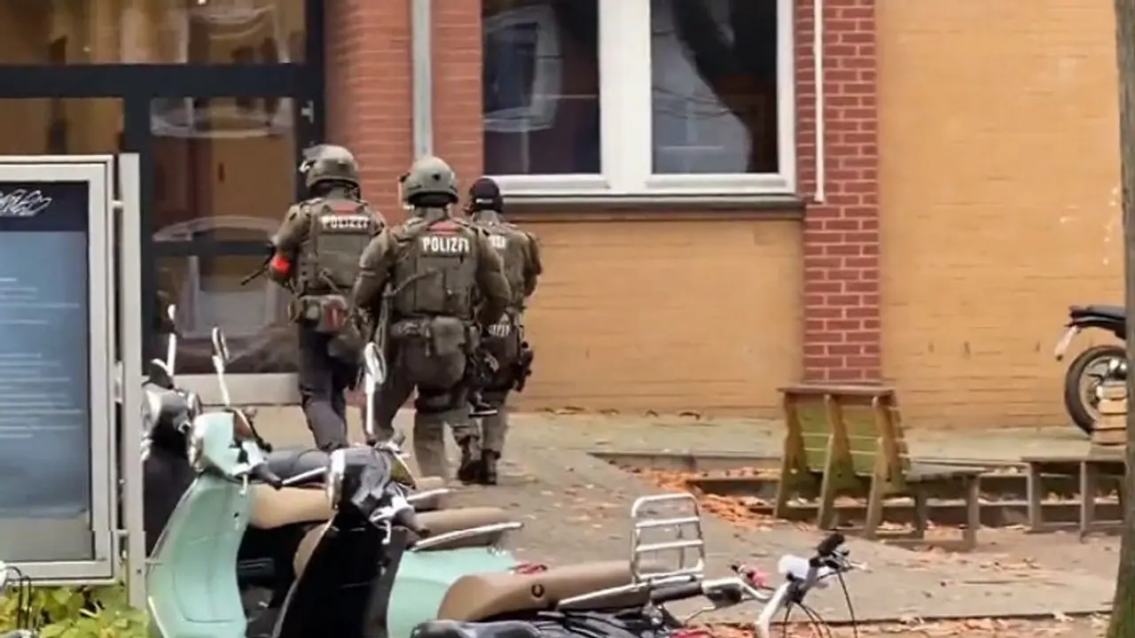 German police raid Hamburg school after armed Palestinian students threaten Christian teacher (WATCH) German police raid Hamburg school after armed Palestinian students threaten Christian teacher (WATCH)