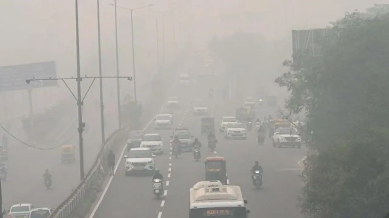 Delhi's air quality still remains in 'severe' category, artificial rain likely on November 20 Delhi's air quality still remains in 'severe' category, artificial rain likely on November 20