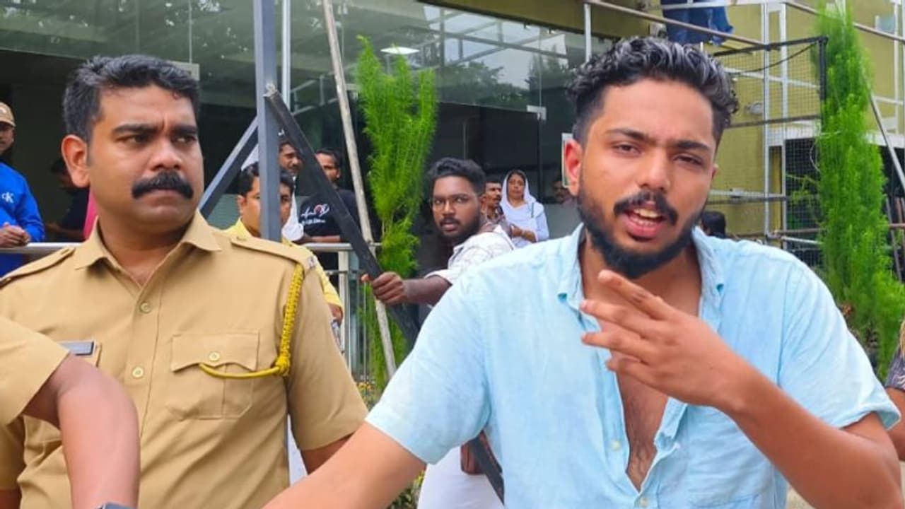 റോഡിൽ കാർ പാർക്ക് ചെയ്തു, ചോദ്യം ചെയ്ത എസി മൊയ്തീൻ എംഎൽഎയെ തെറിവിളിച്ചു, പഞ്ചായത്ത് പ്രസിഡന്റിനടക്കം മര്ദനം റോഡിൽ കാർ പാർക്ക് ചെയ്തു, ചോദ്യം ചെയ്ത എസി മൊയ്തീൻ എംഎൽഎയെ തെറിവിളിച്ചു, പഞ്ചായത്ത് പ്രസിഡന്റിനടക്കം മര്ദനം