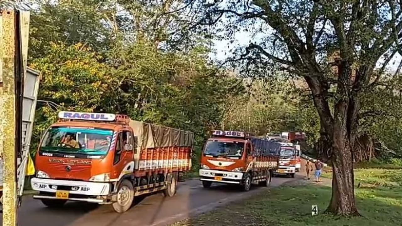 ಕರ್ನಾಟಕ ತಮಿಳುನಾಡು ಗಡಿಯಲ್ಲಿ 2 ಕಿಮೀ ಟ್ರಾಫಿಕ್ ಜಾಂ ಕರ್ನಾಟಕ ತಮಿಳುನಾಡು ಗಡಿಯಲ್ಲಿ 2 ಕಿಮೀ ಟ್ರಾಫಿಕ್ ಜಾಂ